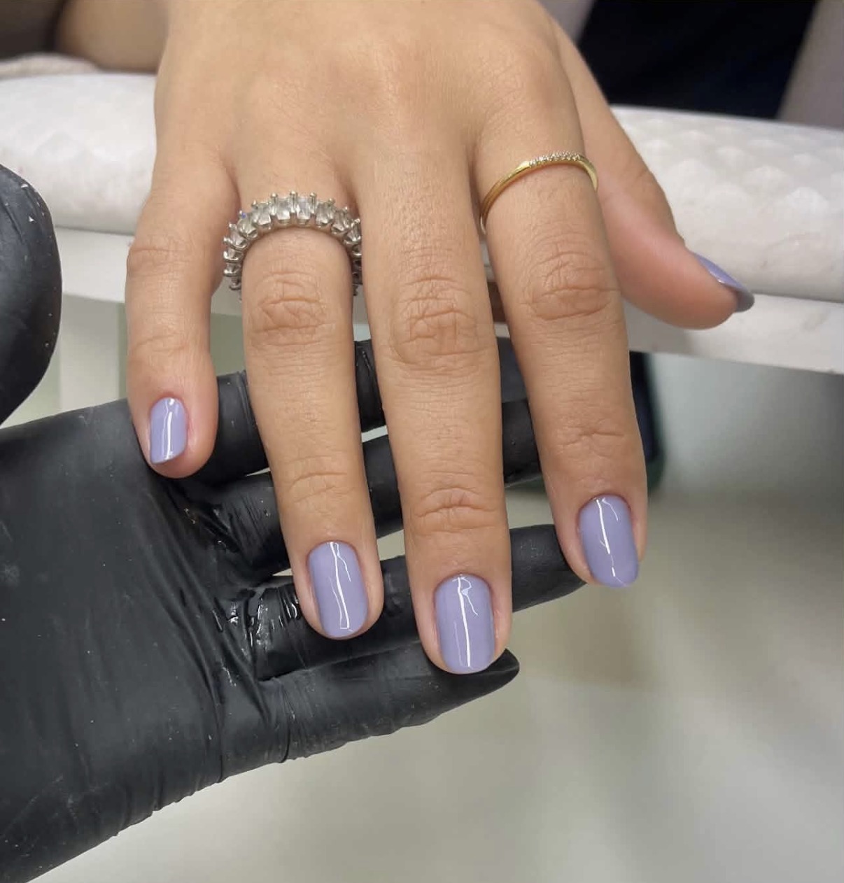 Esmaltação em gel lavanda com acabamento brilhante